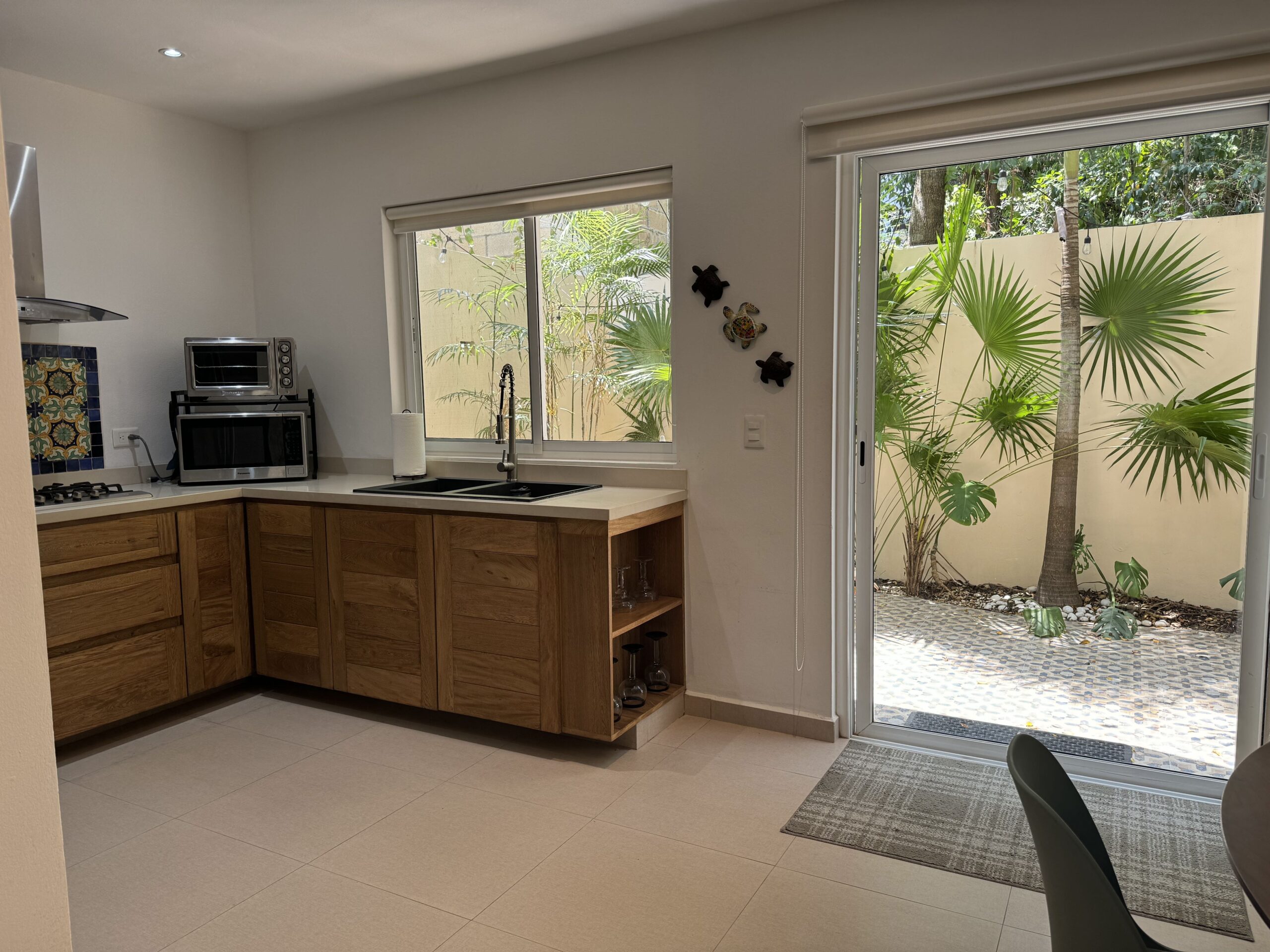 Kitchen_with_view_of_patio_